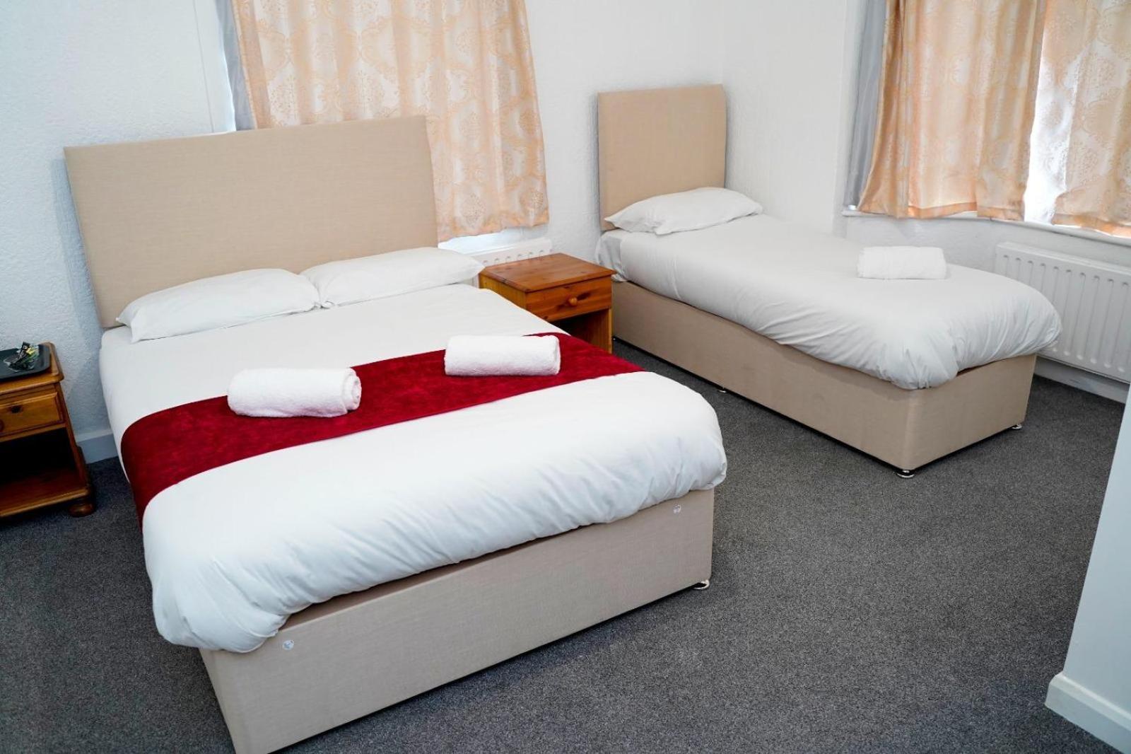 Gatwick Birchwood Lodge With Holiday Parking Horley Exterior photo